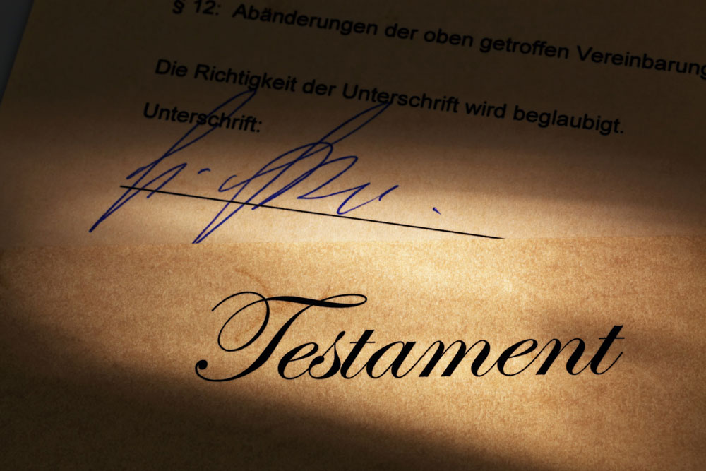 Erbe Papier Testament Unterschrift Erbengemeinschaft