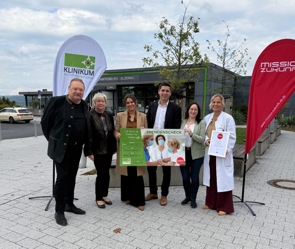 Spendenübergabe am Klinikum Aschaffenburg-Alzenau (v.l.n.r.): Hans und Ursula Kühn (Botschafter der Mission Zukunft), Luisa Berk und Christian Klissenbauer (BERK Immobilien), Jennifer Fries (Fundraiserin Klinikum Aschaffenburg-Alzenau), Barbara Niesigk (Sektionsleiterin Geburtshilfe)