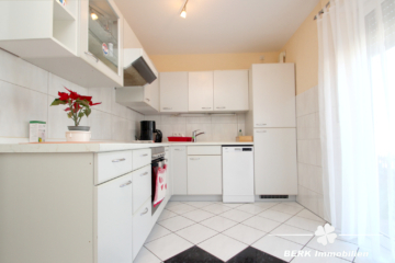 BERK Immobilien – Vermietete 3-Zimmer-Wohnung mit Stellplatz und Gartenanteil in Stockstadt - Küche (107136)