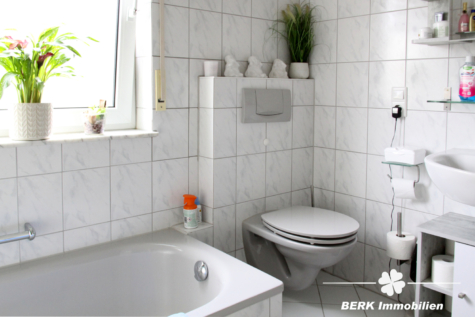 BERK Immobilien – Vermietete 4-Zimmer-Wohnung auf zwei Etagen in Sulzbach mit Garten und Terrasse - BERK Immobilien - Bad EG (114927)