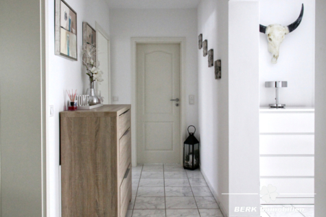 BERK Immobilien – Vermietete 4-Zimmer-Wohnung auf zwei Etagen in Sulzbach mit Garten und Terrasse - BERK Immobilien - Flur (114929)