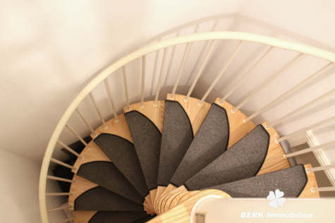 BERK Immobilien – Vermietete 4-Zimmer-Wohnung auf zwei Etagen in Sulzbach mit Garten und Terrasse - BERK Immobilien - Wendeltreppe (114930)