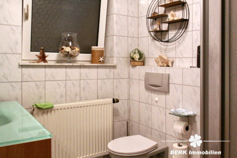 BERK Immobilien – Vermietete 4-Zimmer-Wohnung auf zwei Etagen in Sulzbach mit Garten und Terrasse - BERK Immobilien - Bad im UG (114931)