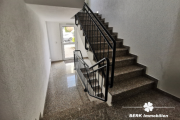 BERK Immobilien – Vermietete 4-Zimmer-Wohnung auf zwei Etagen in Sulzbach mit Garten und Terrasse - BERK Immobilien - Treppenhaus (104089)