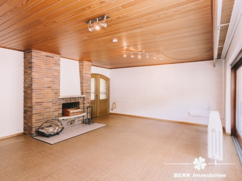 BERK Immobilien – Großzügiges Einfamilienhaus mit Einliegerwohnung in Waldaschaff - Wohnzimmer EG (125433)