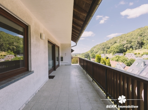 BERK Immobilien – Großzügiges Einfamilienhaus mit Einliegerwohnung in Waldaschaff - Balkon EG (125436)