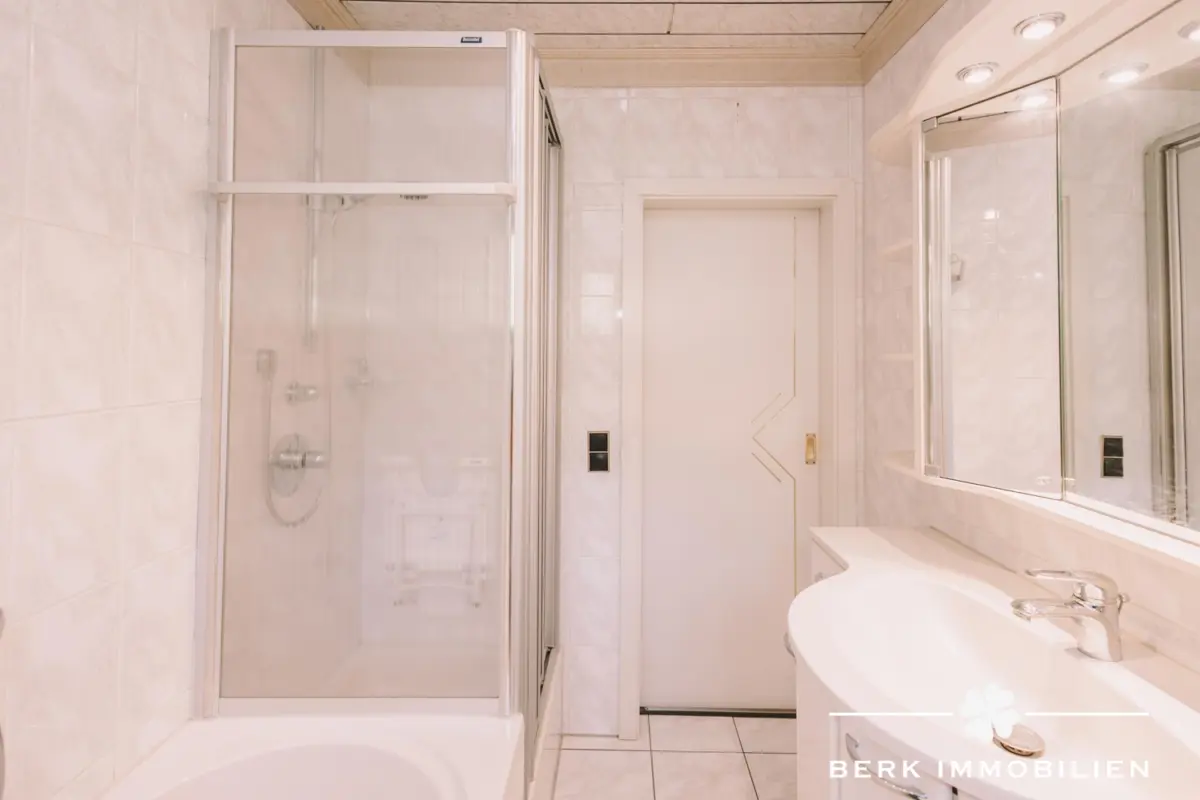 Bad im EG mit Wanne und Dusche