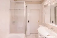 Bad im EG mit Wanne und Dusche