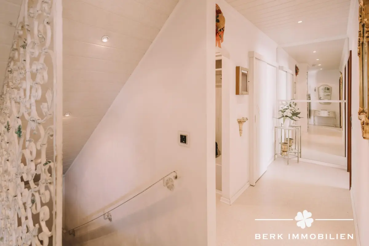 Diele EG mit Treppe zum Keller