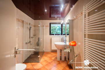 BERK Immobilien – Einfamilienhaus zum Wohlfühlen mit Panoramablick & Waldrandlage in Klingenberg/Röllfeld - Badezimmer UG (110701)