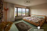 Schlafzimmer OG - BERK Immobilien – Einfamilienhaus zum Wohlfühlen mit Panoramablick & Waldrandlage in Klingenberg/Röllfeld