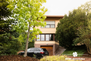 BERK Immobilien – Einfamilienhaus zum Wohlfühlen mit Panoramablick & Waldrandlage in Klingenberg/Röllfeld - Frontansicht (110695)