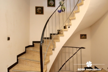 BERK Immobilien – Familienfreundliches Einfamilienhaus mit Baumöglichkeit zum weiteren REH - Flur (107062)