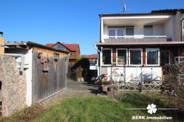 BERK Immobilien – Familienfreundliches Einfamilienhaus mit Baumöglichkeit zum weiteren REH - Rückansicht (107068)