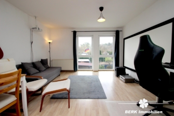 BERK Immobilien – Attraktive 2-Zimmer-ETW in begehrter Lage inkl. EBK und PKW-Stellplatz - Wohn- und Essbereich (117513)