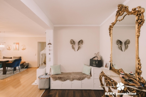 BERK Immobilien – Großzügig und Hell – 5 – Zimmer Eigentumswohnung in ruhiger Lage von Stockstadt - Eingangsbereich (127015)