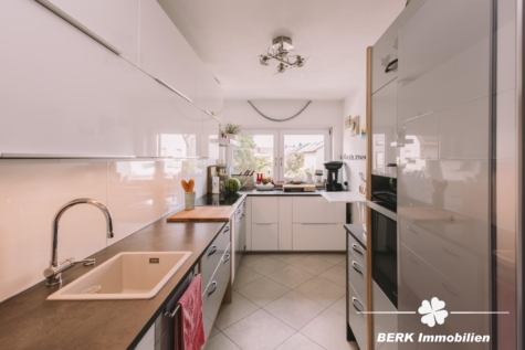 BERK Immobilien – Großzügig und Hell – 5 – Zimmer Eigentumswohnung in ruhiger Lage von Stockstadt - Küche (127013)