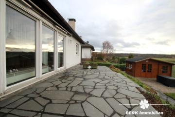 BERK Immobilien – Gepflegtes Einfamilienhaus mit schönem Garten in unverbaubarer Feldrandlage - Terrasse (109803)
