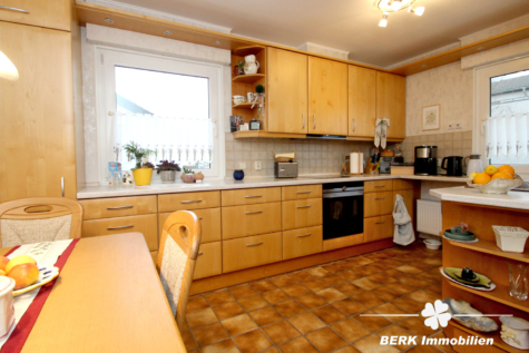 BERK Immobilien – Gepflegtes Einfamilienhaus mit schönem Garten in unverbaubarer Feldrandlage - Küche und Essbereich (116321)