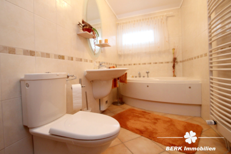 BERK Immobilien – Gepflegtes Einfamilienhaus mit schönem Garten in unverbaubarer Feldrandlage - Badezimmer (116326)