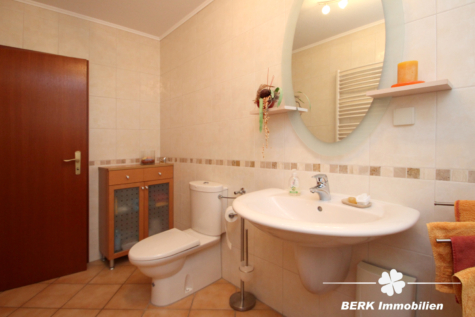 BERK Immobilien – Gepflegtes Einfamilienhaus mit schönem Garten in unverbaubarer Feldrandlage - Badezimmer EG (2) (116327)