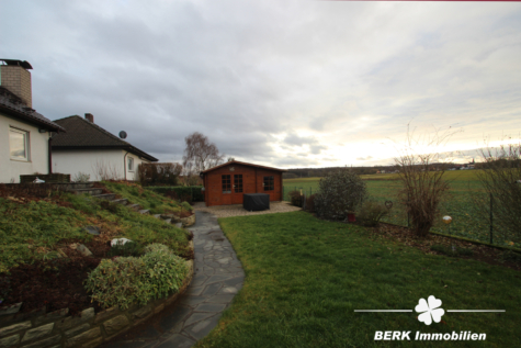 BERK Immobilien – Gepflegtes Einfamilienhaus mit schönem Garten in unverbaubarer Feldrandlage - Garten (116334)