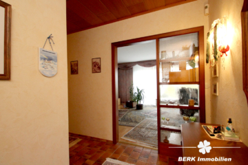 BERK Immobilien – Gepflegtes Einfamilienhaus mit schönem Garten in unverbaubarer Feldrandlage - Flur EG (109795)