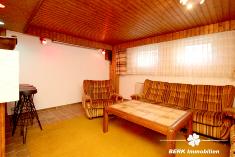 BERK Immobilien – Gepflegtes Einfamilienhaus mit schönem Garten in unverbaubarer Feldrandlage - Partyraum - KG (116332)