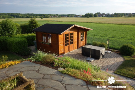 BERK Immobilien – Gepflegtes Einfamilienhaus mit schönem Garten in unverbaubarer Feldrandlage - Gartenhütte (116336)