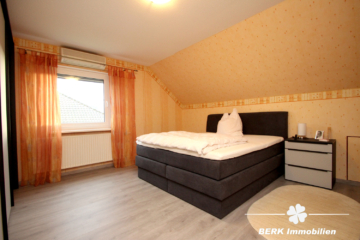 BERK Immobilien – Gepflegtes Einfamilienhaus mit schönem Garten in unverbaubarer Feldrandlage - Schlafzimmer DG (109798)