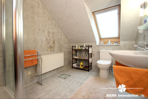 BERK Immobilien – Gepflegtes Einfamilienhaus mit schönem Garten in unverbaubarer Feldrandlage - Badezimmer DG (116331)