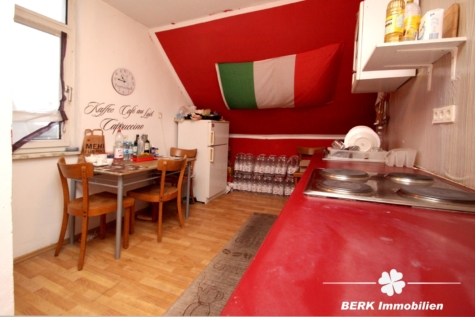 BERK Immobilien – Attraktive Renditeimmobilie: Voll vermietetes Wohn- und Geschäftshaus in zentraler Stadtlage - Küche DG (114979)