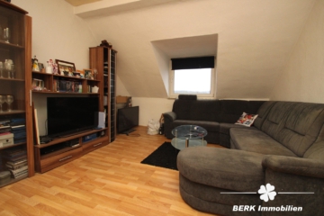 BERK Immobilien – Attraktive Renditeimmobilie: Voll vermietetes Wohn- und Geschäftshaus in zentraler Stadtlage - Wohnzimmer DG (104168)