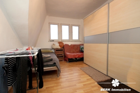 BERK Immobilien – Attraktive Renditeimmobilie: Voll vermietetes Wohn- und Geschäftshaus in zentraler Stadtlage - Kinderzimmer DG (114978)