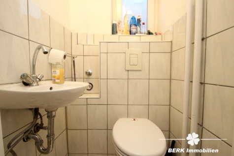 BERK Immobilien – Attraktive Renditeimmobilie: Voll vermietetes Wohn- und Geschäftshaus in zentraler Stadtlage - WC OG (114975)