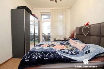 BERK Immobilien – Attraktive Renditeimmobilie: Voll vermietetes Wohn- und Geschäftshaus in zentraler Stadtlage - Schlafzimmer OG (104162)