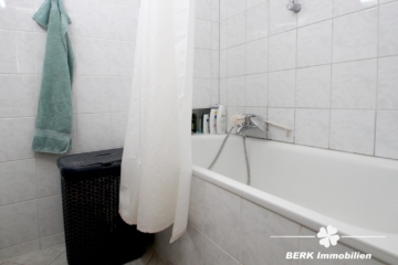 BERK Immobilien – Attraktive Renditeimmobilie: Voll vermietetes Wohn- und Geschäftshaus in zentraler Stadtlage - Bad 2.OG (104167)