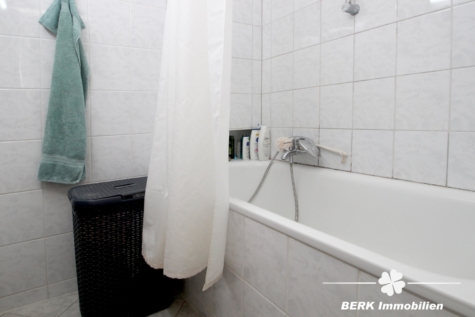 BERK Immobilien – Attraktive Renditeimmobilie: Voll vermietetes Wohn- und Geschäftshaus in zentraler Stadtlage - Bad 2.OG (114976)