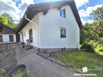 *RESERVIERT* BERK Immobilien – Fernblick vom Feinsten: charmantes ZFH in Johannesberg - seitliche Ansicht Garten (104491)