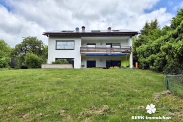 *RESERVIERT* BERK Immobilien – Fernblick vom Feinsten: charmantes ZFH in Johannesberg - Ansicht Garten (104488)