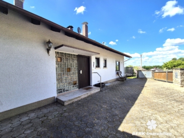 *RESERVIERT* BERK Immobilien – Fernblick vom Feinsten: charmantes ZFH in Johannesberg - Ansicht Straße (104489)