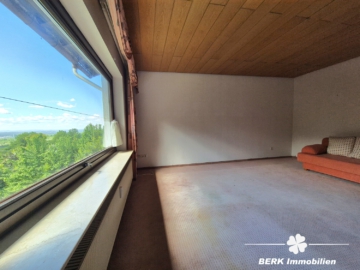 *RESERVIERT* BERK Immobilien – Fernblick vom Feinsten: charmantes ZFH in Johannesberg - Wohnzimmer EG (104497)