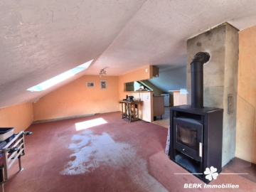 *RESERVIERT* BERK Immobilien – Fernblick vom Feinsten: charmantes ZFH in Johannesberg - Wohnbereich Dach (104510)