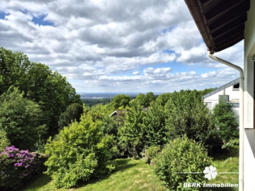 *RESERVIERT* BERK Immobilien – Fernblick vom Feinsten: charmantes ZFH in Johannesberg - Aussicht Balkon EG (104499)