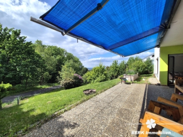 *RESERVIERT* BERK Immobilien – Fernblick vom Feinsten: charmantes ZFH in Johannesberg - Terrasse (104496)