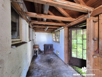 *RESERVIERT* BERK Immobilien – Fernblick vom Feinsten: charmantes ZFH in Johannesberg - Anbau Garage (104512)