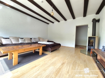 *RESERVIERT* BERK Immobilien – Fernblick vom Feinsten: charmantes ZFH in Johannesberg - Wohnzimmer UG (104492)