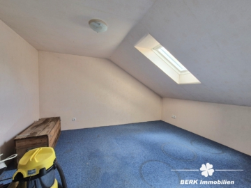 *RESERVIERT* BERK Immobilien – Fernblick vom Feinsten: charmantes ZFH in Johannesberg - Zimmer I Dach (104511)