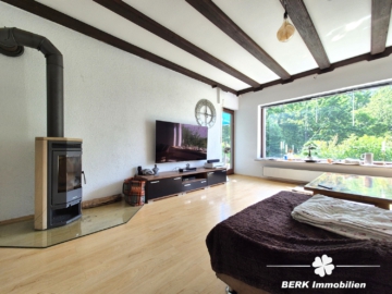 *RESERVIERT* BERK Immobilien – Fernblick vom Feinsten: charmantes ZFH in Johannesberg - Wohnzimmer UG mit Kamin (104493)