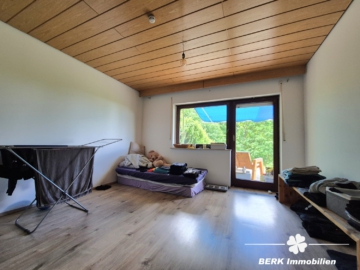 *RESERVIERT* BERK Immobilien – Fernblick vom Feinsten: charmantes ZFH in Johannesberg - Zimmer I UG (104495)